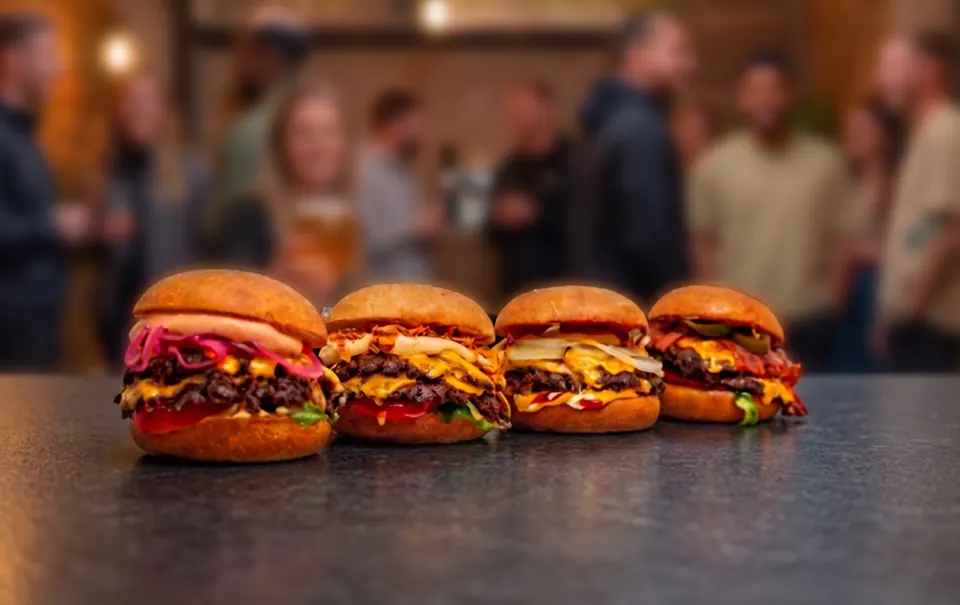Fyra Vista Burger-smashburgare serverade i Vista Padel i Huddinge